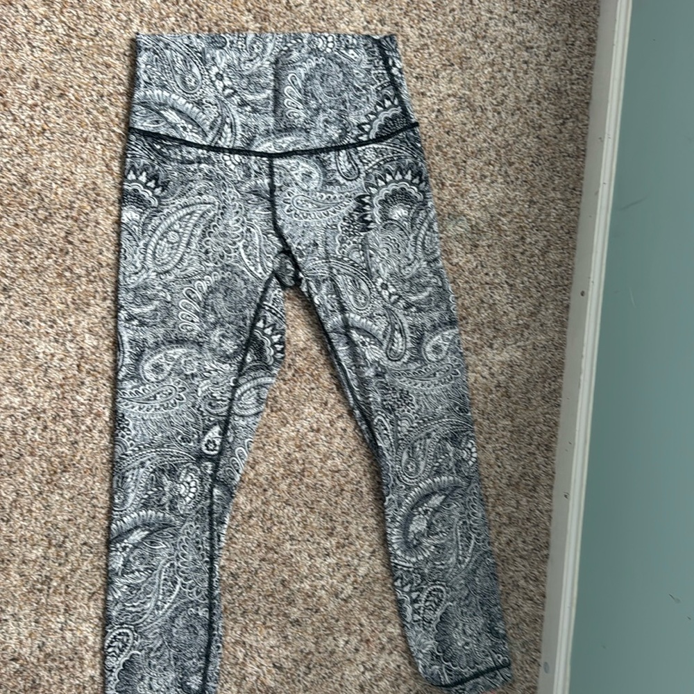 New Lululemon leggings short style lightly used